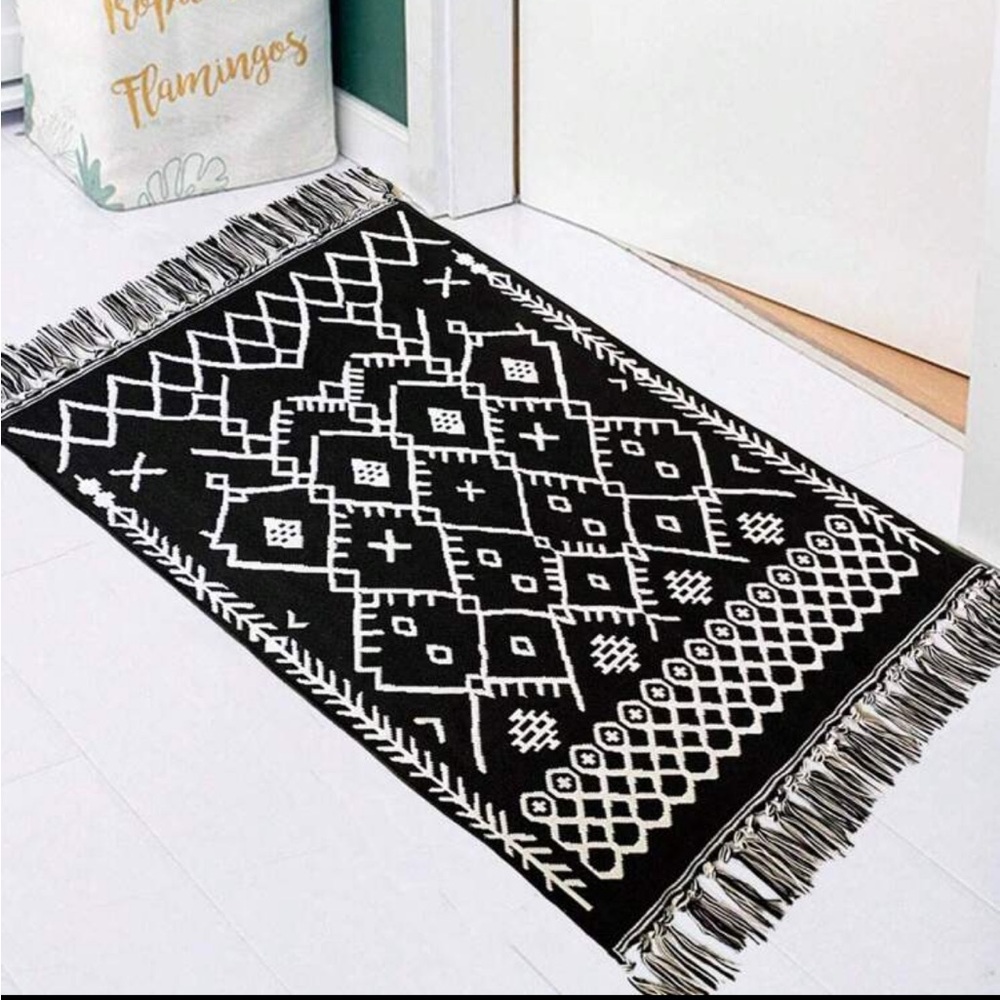 Black and White Geometric Pattern Fringe Tassel Accent Rug NEW 🏷️